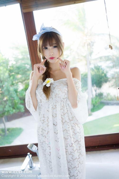 蓝头发白丝袜蓝衣服,蓝衣映衬下的独特风采