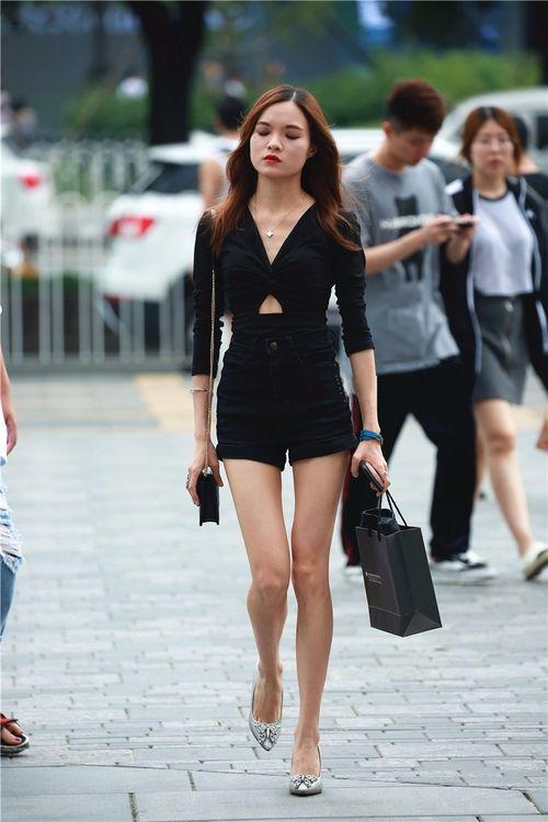 美女大长腿丝袜穿内衣